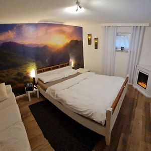 Zimmer mit Kingsize-Bett im Untergeschoss